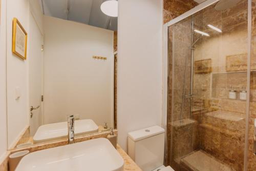 a bathroom with a toilet and a shower at Azenha da Duquesa in Sintra