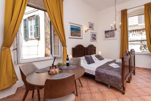 Amoret Apartments