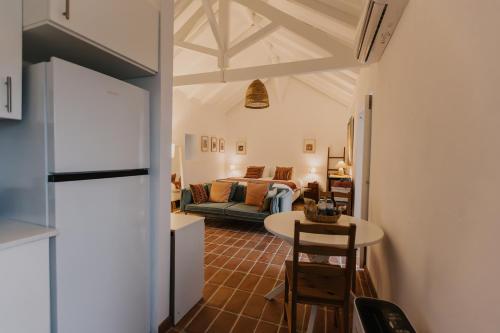 a living room with a couch and a table at Azenha da Duquesa in Sintra