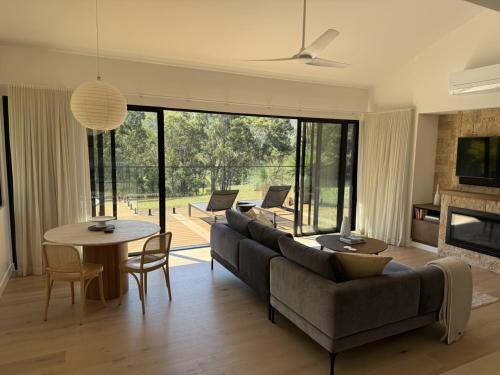 ein Wohnzimmer mit Sofa und Tisch in der Unterkunft Cedars Mount View (Adults Only) in Mount View