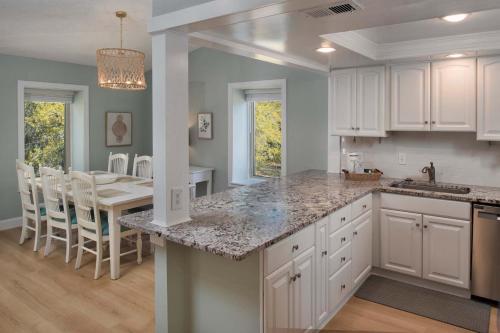 2BR Bluff Villa w Balcony Walk to Salty Dog photo 13