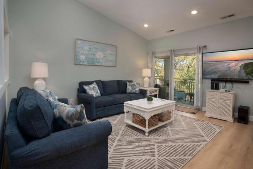 2BR Bluff Villa w Balcony Walk to Salty Dog photo 9