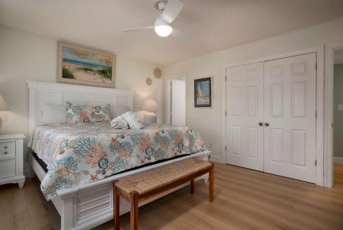 2BR Bluff Villa w Balcony Walk to Salty Dog photo 17