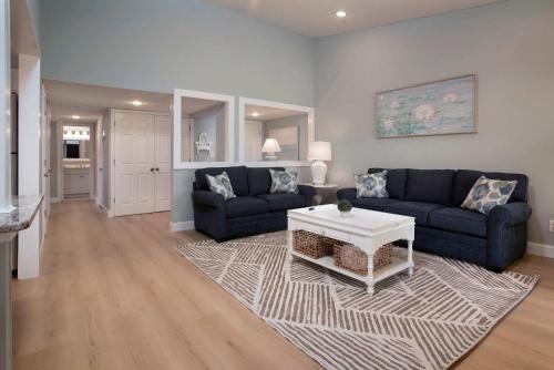 2BR Bluff Villa w Balcony Walk to Salty Dog photo 10