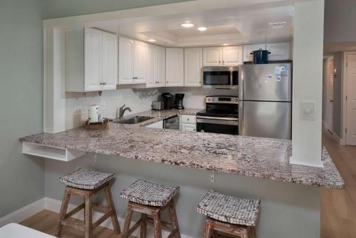 2BR Bluff Villa w Balcony Walk to Salty Dog photo 14
