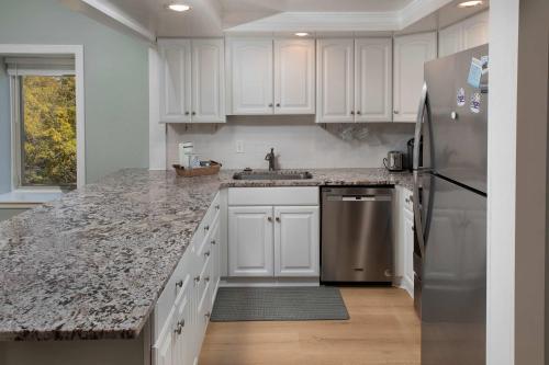 2BR Bluff Villa w Balcony Walk to Salty Dog photo 16