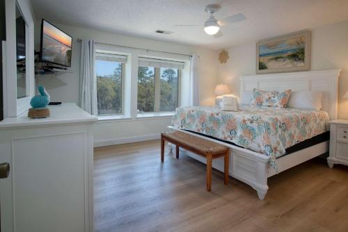 2BR Bluff Villa w Balcony Walk to Salty Dog photo 18