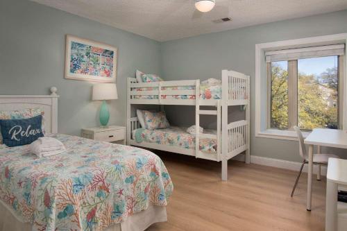 2BR Bluff Villa w Balcony Walk to Salty Dog photo 21