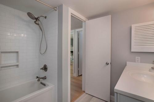2BR Bluff Villa w Balcony Walk to Salty Dog photo 25