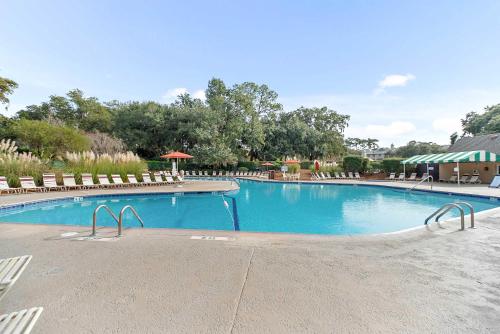 2BR Bluff Villa w Balcony Walk to Salty Dog photo 7