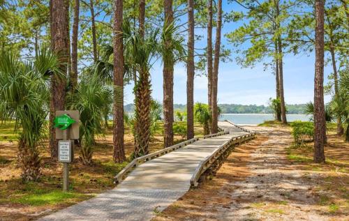 2BR Bluff Villa w Balcony Walk to Salty Dog photo 4