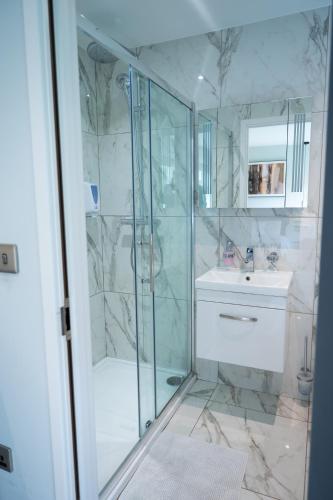 a bathroom with a shower and a sink at Westfield luxurious Apartment in Birmingham