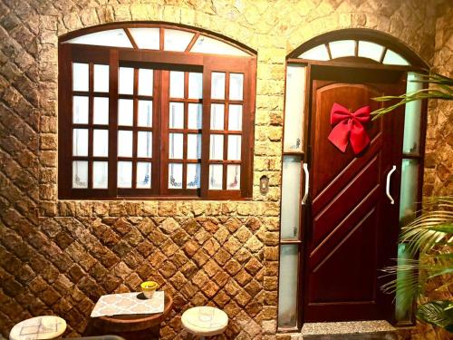 a house with a door with a bow on it at Solar Boutique Residence in Pouso Alegre