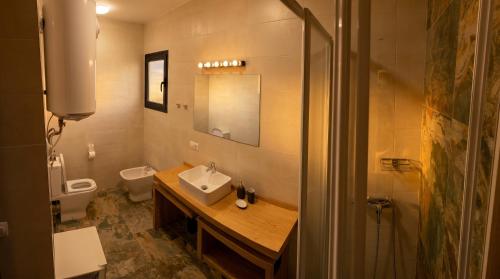 a bathroom with a sink and a toilet at Relájate en planta alta - Playa B in Playa Blanca