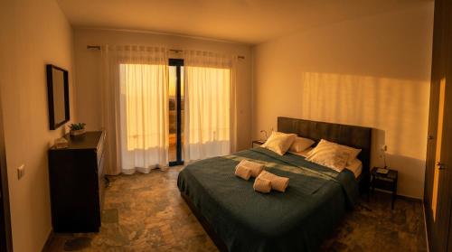 a bedroom with a bed with two towels on it at Relájate en planta alta - Playa B in Playa Blanca