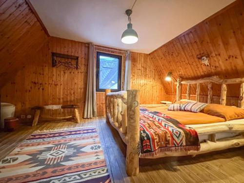 ein Schlafzimmer mit zwei Betten in einem Holzzimmer in der Unterkunft Cochem in Cochem