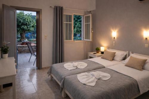 ein Schlafzimmer mit zwei Betten, auf denen Handtücher liegen in der Unterkunft Alexandra Studios in Stafylos