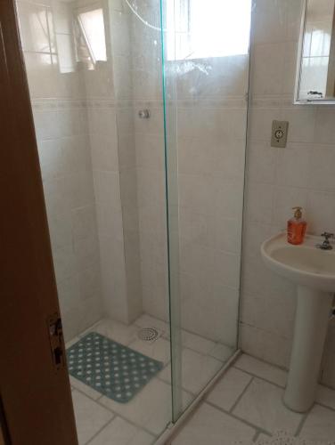 a bathroom with a shower and a sink at Apartamento em Pelotas Centro in Pelotas