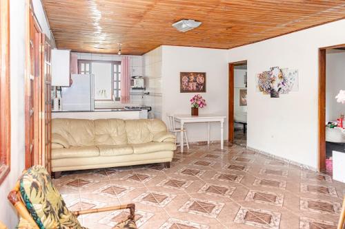 a living room with a couch and a table at Chácara lar e paz Mairinque in Mairinque