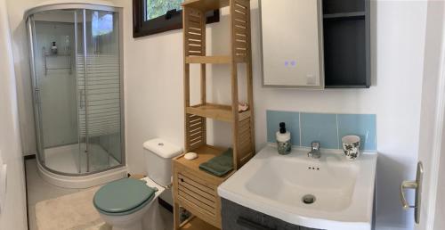 a bathroom with a sink and a toilet and a shower at Rainbow beach Bungalow in Matura