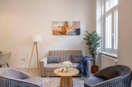 Bright Downtown Hideaway - Steps from Basilica