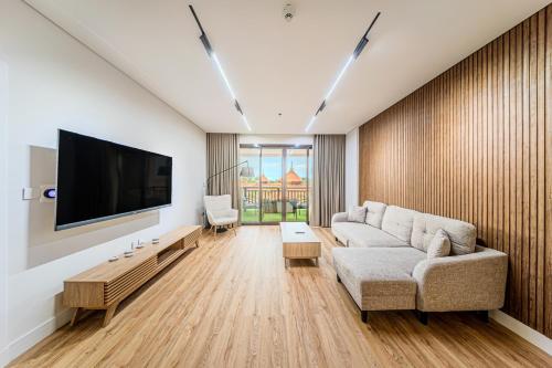 Royal Amwaj Apartments, Palm Jumeirah, Free beach & pool access