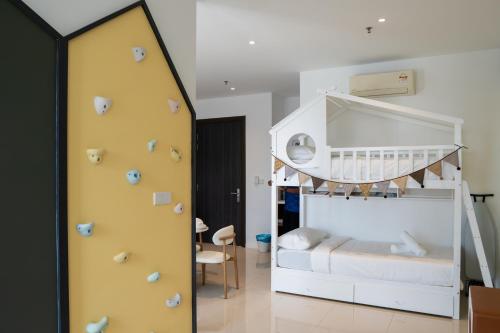 a bedroom with a bunk bed with a climbing wall at Highpark Suites at Petaling Jaya, Kelana Jaya by Plush in Petaling Jaya