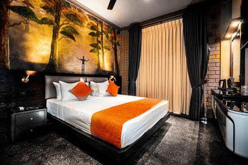 a bedroom with a bed with a painting on the wall at Arama Transit Hotel in Katunayaka