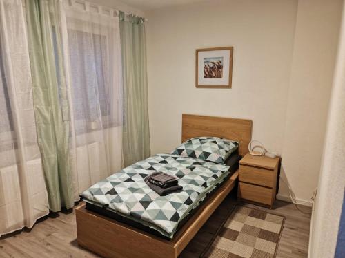 a small bedroom with a bed and a window at NEU Monteurhaus und Ferienhaus 5 Betten Parkplatz 24h Checkin in Alsdorf