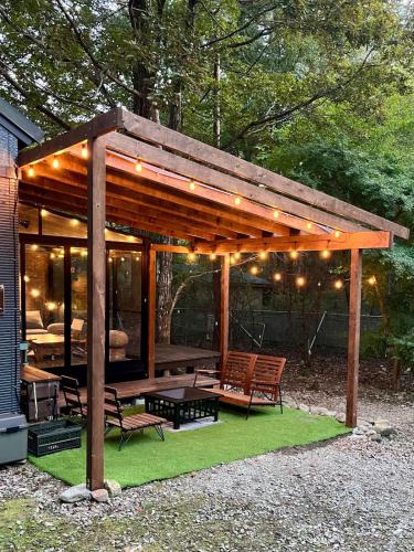 a wooden pergola with a picnic table and chairs at Forest 99 in Nasushiobara