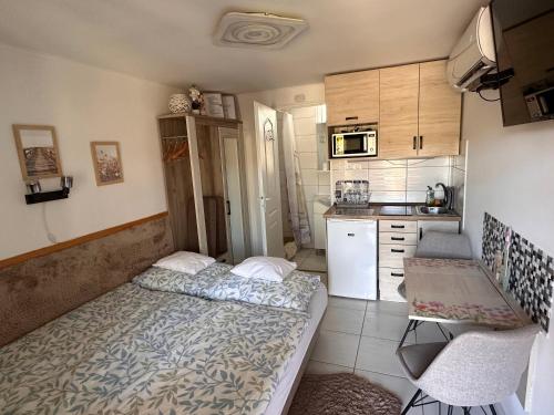 a small room with a bed and a kitchen at ZitaLaka in Igal