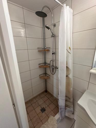 a shower with a shower curtain in a bathroom at ZitaLaka in Igal
