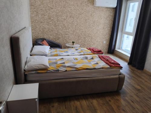 a bed in a room with a bedskirtspectspectspects at Apartment Moni 3 in Veliko Tŭrnovo