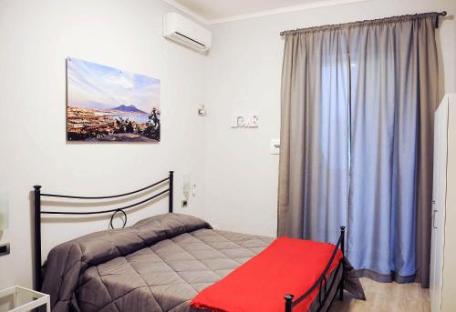 ナポリにあるObeliscoのベッドルーム1室(赤い毛布付きのベッド1台付)