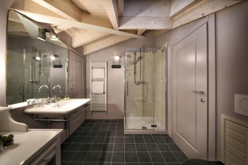 y baño con lavabo y ducha. en San Giorgio Resort en Gargnano