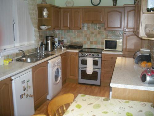 una cucina con lavandino e piano cottura forno superiore di Sonas, Dunans a Flodigarry