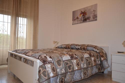 Un dormitorio con una cama con una manta. en Michelangelo's Home en Pompeya
