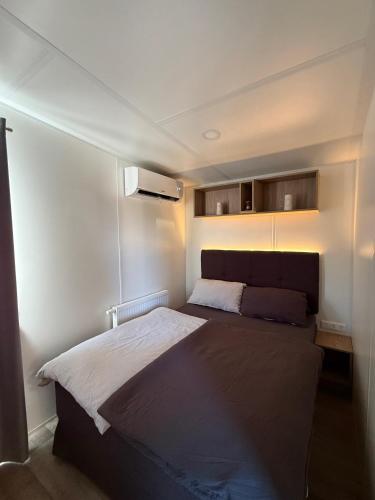 a bedroom with a large bed in a room at Tinyhaus Altmühlauszeit in Beilngries