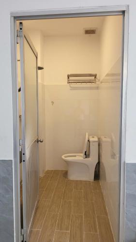 a bathroom with a toilet in a room at khách sạn Mya in Ấp An Hòa (2)