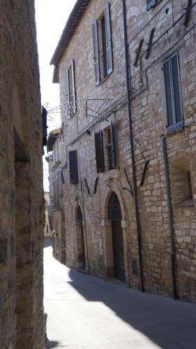 an alley in an old stone building with an alley at Residenza Le Volte Degli Angeli in Spello