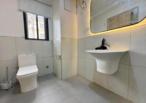 a bathroom with a sink and a toilet at Fafje in Mama