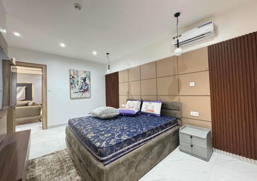 a bedroom with a large bed in a room at Fafje in Mama