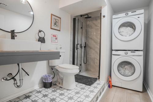 a bathroom with a toilet and a washing machine at 2BR Apt 8 min to Integris Monthly 15 Off #N3 in Oklahoma City