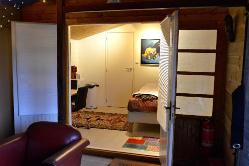 Habitación pequeña con cama y puerta a un dormitorio en Studio QuaAmsterdam, en Ámsterdam