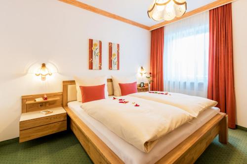 um quarto com uma cama grande e uma janela em Sportalm Apartments em Leutasch