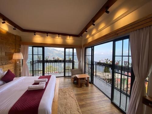 a bedroom with a large bed and a large window at Evri Hotel & Resorts in Lava