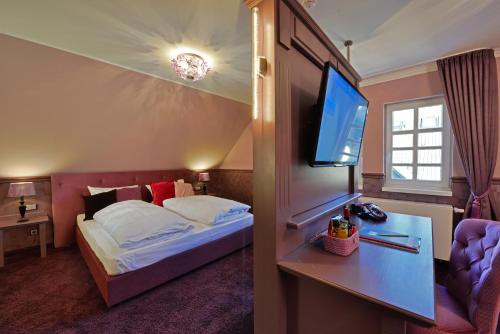 Ένα ή περισσότερα κρεβάτια σε δωμάτιο στο Hotel Alte Schule