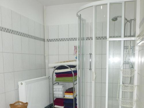 Ένα μπάνιο στο Ferienwohnung Plett