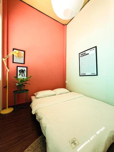 a bed in a room with a red wall at XOM House - Nhà nguyên căn trung tâm Pleiku in Plei Brel (2)