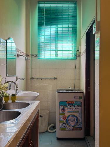 a bathroom with a sink and a refrigerator in it at XOM House - Nhà nguyên căn trung tâm Pleiku in Plei Brel (2)